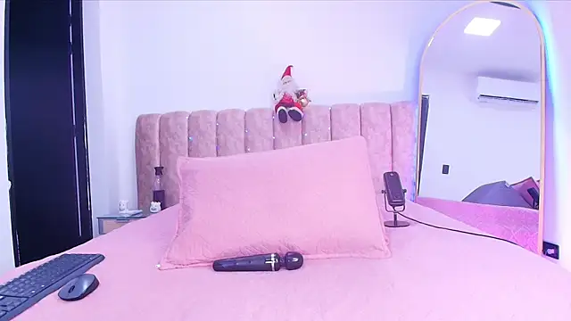 Auroraa miller online show from 12.20.25