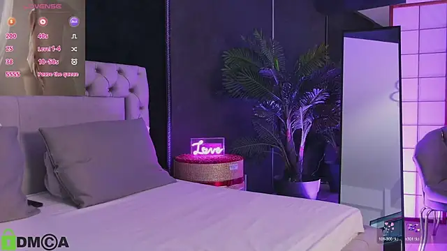 Snapshot of ClaraShine chatting on 09.15.25 ClaraShine online show from 09.15.25