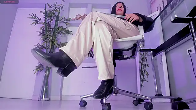 hannah howeell   online show from 10.21.25