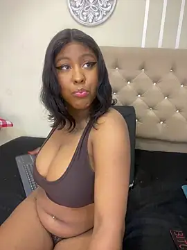 Snapshot of yelicampbell chatting on 03.17.25 yelicampbell online show from 03.17.25