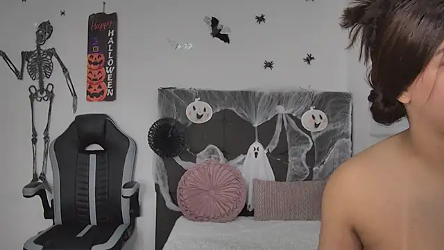 AmandaBrooks 18 online show from 10.22.25