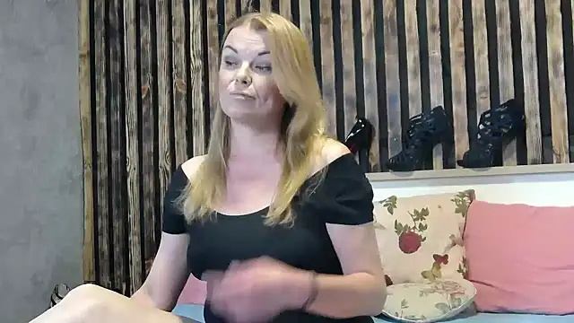 Snapshot of Kisi_Lovi chatting on 09.13.25 Kisi Lovi online show from 09.13.25