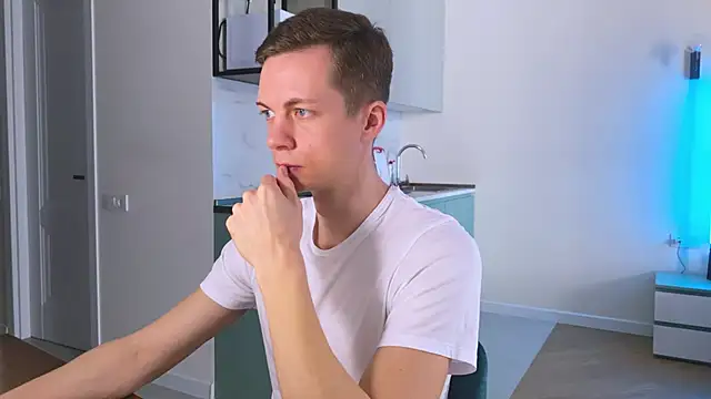 max shy online show from 03.10.25