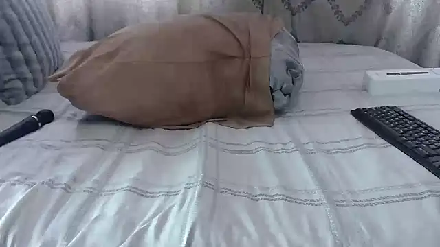 BUBBLYBUNNYxx online show from 10.27.25