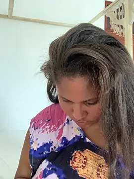 Snapshot of madell chatting on 01.18.25 madell online show from 01.18.25