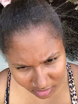 Snapshot of madell chatting on 01.18.25 madell online show from 01.18.25