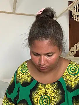 Snapshot of madell chatting on 01.18.25 madell online show from 01.18.25