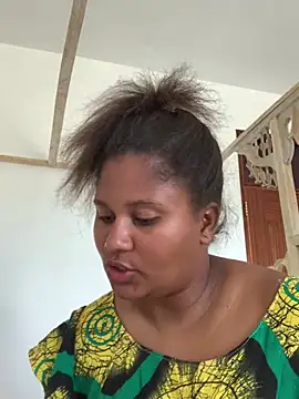 Snapshot of madell chatting on 01.19.25 madell online show from 01.19.25