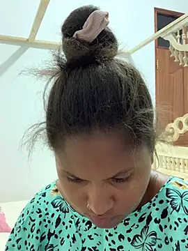 Snapshot of madell chatting on 01.21.25 madell online show from 01.21.25