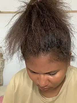 Snapshot of madell chatting on 01.28.25 madell online show from 01.28.25