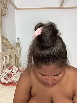 Snapshot of madell chatting on 01.28.25 madell online show from 01.28.25