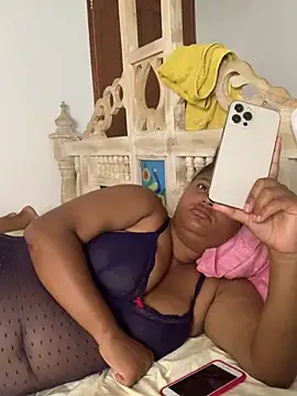 Snapshot of madell chatting on 02.14.25 madell online show from 02.14.25