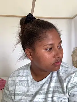 Snapshot of madell chatting on 02.17.25 madell online show from 02.17.25