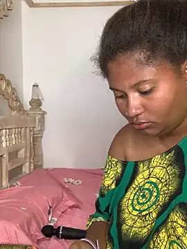 Snapshot of madell chatting on 02.25.25 madell online show from 02.25.25