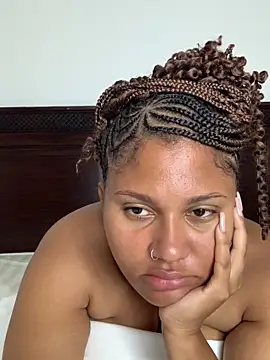 Snapshot of madell chatting on 09.14.25 madell online show from 09.14.25