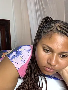 Snapshot of madell chatting on 09.18.25 madell online show from 09.18.25