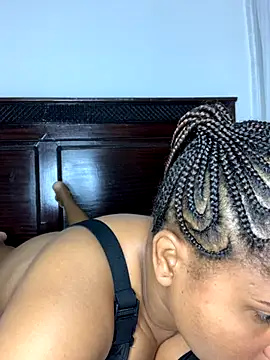 Snapshot of madell chatting on 09.22.25 madell online show from 09.22.25