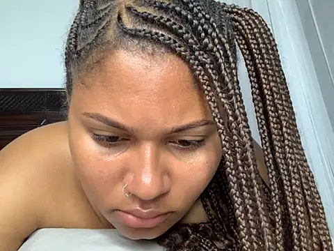 Snapshot of madell chatting on 09.23.25 madell online show from 09.23.25