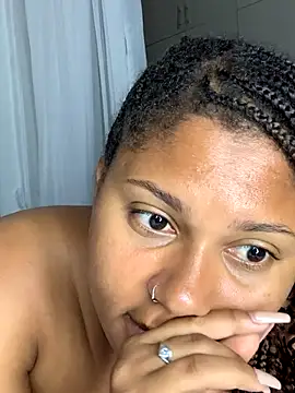 Snapshot of madell chatting on 09.30.25 madell online show from 09.30.25