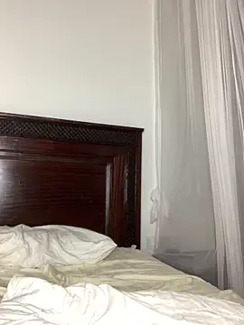 Snapshot of madell chatting on 10.20.25 madell online show from 10.20.25