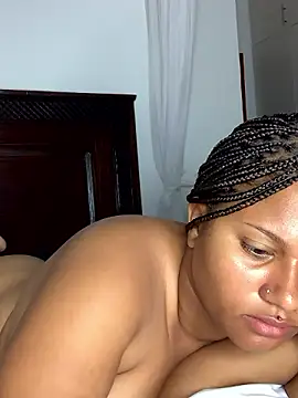 Snapshot of madell chatting on 11.14.25 madell online show from 11.14.25