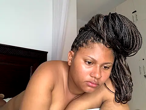 Snapshot of madell chatting on 11.16.25 madell online show from 11.16.25