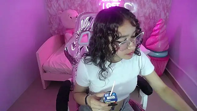 Snapshot of kassandra_ch_ chatting on 02.21.25 kassandra ch online show from 02.21.25