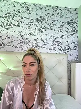 Snapshot of viktoria_davis_ chatting on 02.10.25 viktoria davis online show from 02.10.25