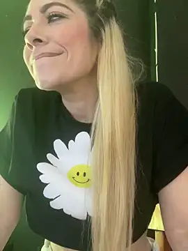 Snapshot of viktoria_davis_ chatting on 03.11.25 viktoria davis online show from 03.11.25