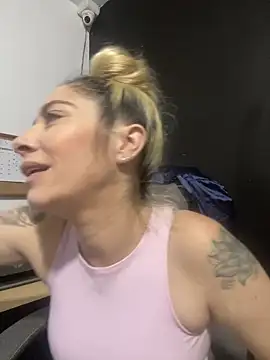 Snapshot of viktoria_davis_ chatting on 03.21.25 viktoria davis online show from 03.21.25