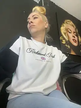 Snapshot of viktoria_davis_ chatting on 10.01.25 viktoria davis online show from 10.01.25