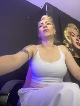 Snapshot of viktoria_davis_ chatting on 10.29.25 viktoria davis online show from 10.29.25