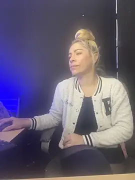 Snapshot of viktoria_davis_ chatting on 11.04.25 viktoria davis online show from 11.04.25