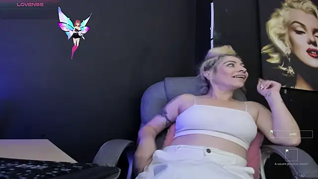 Snapshot of viktoria_davis_ chatting on 11.10.25 viktoria davis online show from 11.10.25