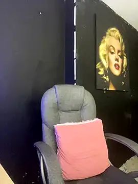 Snapshot of viktoria_davis_ chatting on 11.17.25 viktoria davis online show from 11.17.25