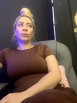 Snapshot of viktoria_davis_ chatting on 11.20.25 viktoria davis online show from 11.20.25