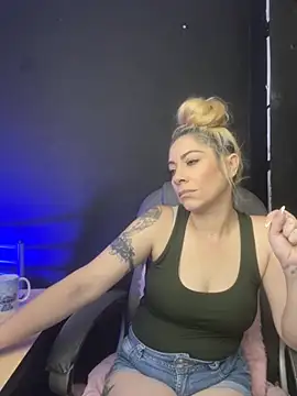 Snapshot of viktoria_davis_ chatting on 11.22.25 viktoria davis online show from 11.22.25