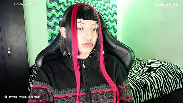 Snapshot of roxy_toxic chatting on 03.07.25 roxy toxic online show from 03.07.25