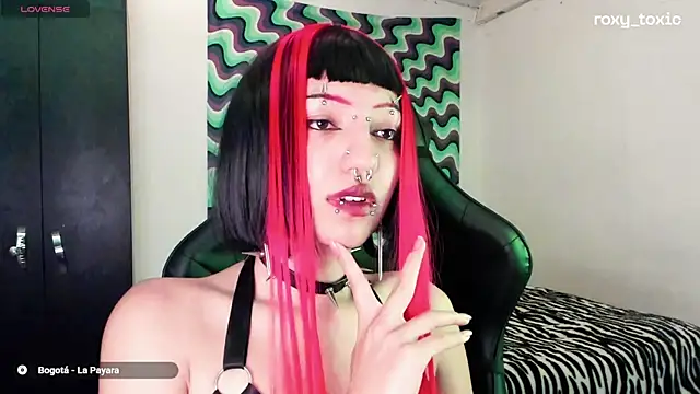 Snapshot of roxy_toxic chatting on 03.11.25 roxy toxic online show from 03.11.25