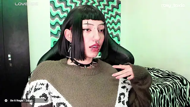 Snapshot of roxy_toxic chatting on 03.18.25 roxy toxic online show from 03.18.25