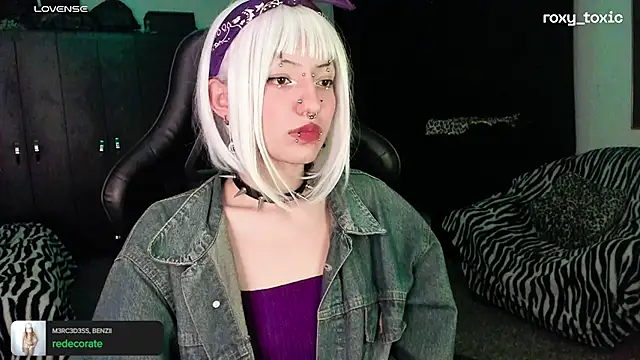 Snapshot of roxy_toxic chatting on 10.08.25 roxy toxic online show from 10.08.25