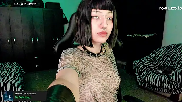 Snapshot of roxy_toxic chatting on 11.05.25 roxy toxic online show from 11.05.25