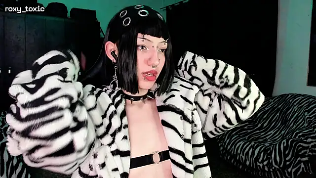 Snapshot of roxy_toxic chatting on 11.15.25 roxy toxic online show from 11.15.25