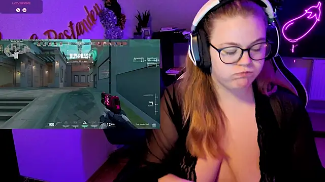 Snapshot of EveBaker04 chatting on 10.19.25 EveBaker04 online show from 10.19.25