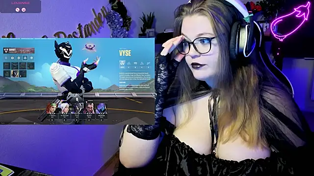 Snapshot of EveBaker04 chatting on 10.20.25 EveBaker04 online show from 10.20.25