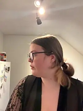 Snapshot of EveBaker04 chatting on 11.04.25 EveBaker04 online show from 11.04.25