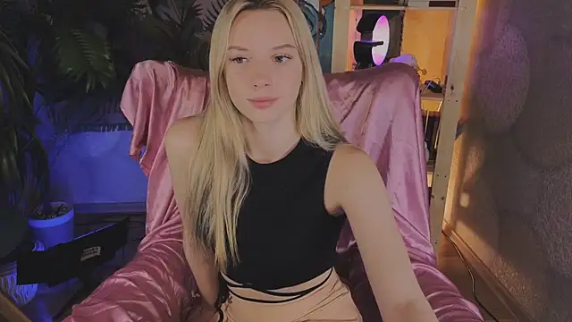 Snapshot of katt__y chatting on 10.10.25 katt y online show from 10.10.25