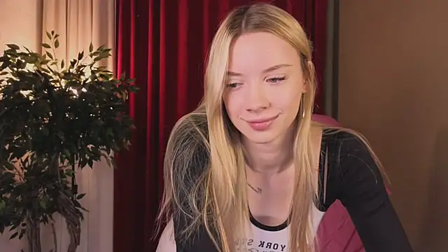 Snapshot of katt__y chatting on 11.27.25 katt y online show from 11.27.25