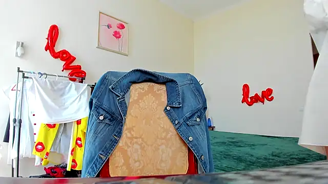 Snapshot of Tianiaa chatting on 09.13.25 Tianiaa online show from 09.13.25