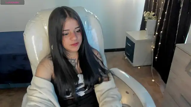 Nicole Foxx  online show from 02.28.25